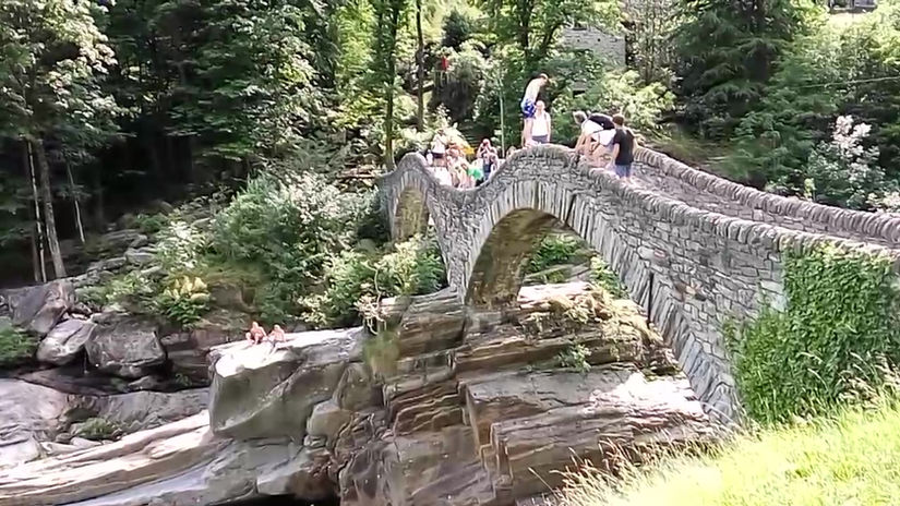 04. Valle Verzasca- Ponti di Salti - Jumping Bridge - (VID-20170616-WA0041)